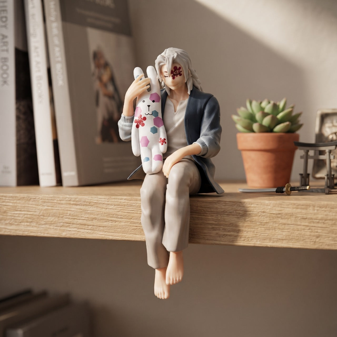 Figurine Uzui Tengen assis avec sa peluche lapin, exposée sur une étagère (décor non inclus)