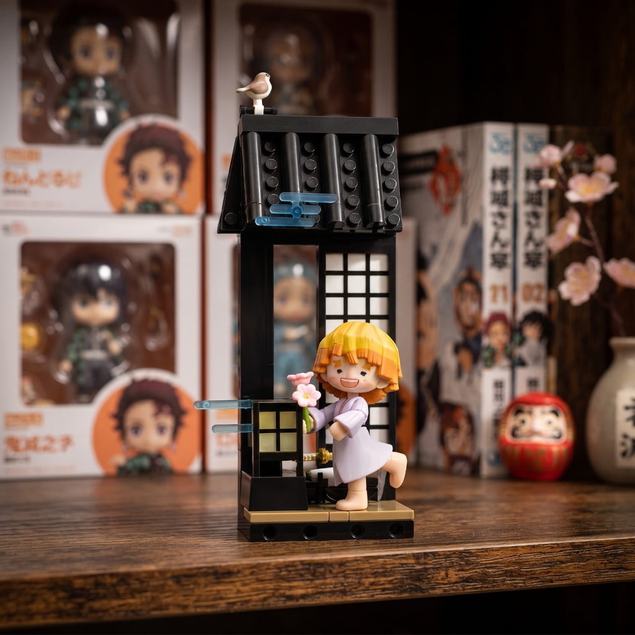 Figurine chibi Zenitsu Agatsuma — kimono clair — Demon Slayer, étagère (décor non inclus)