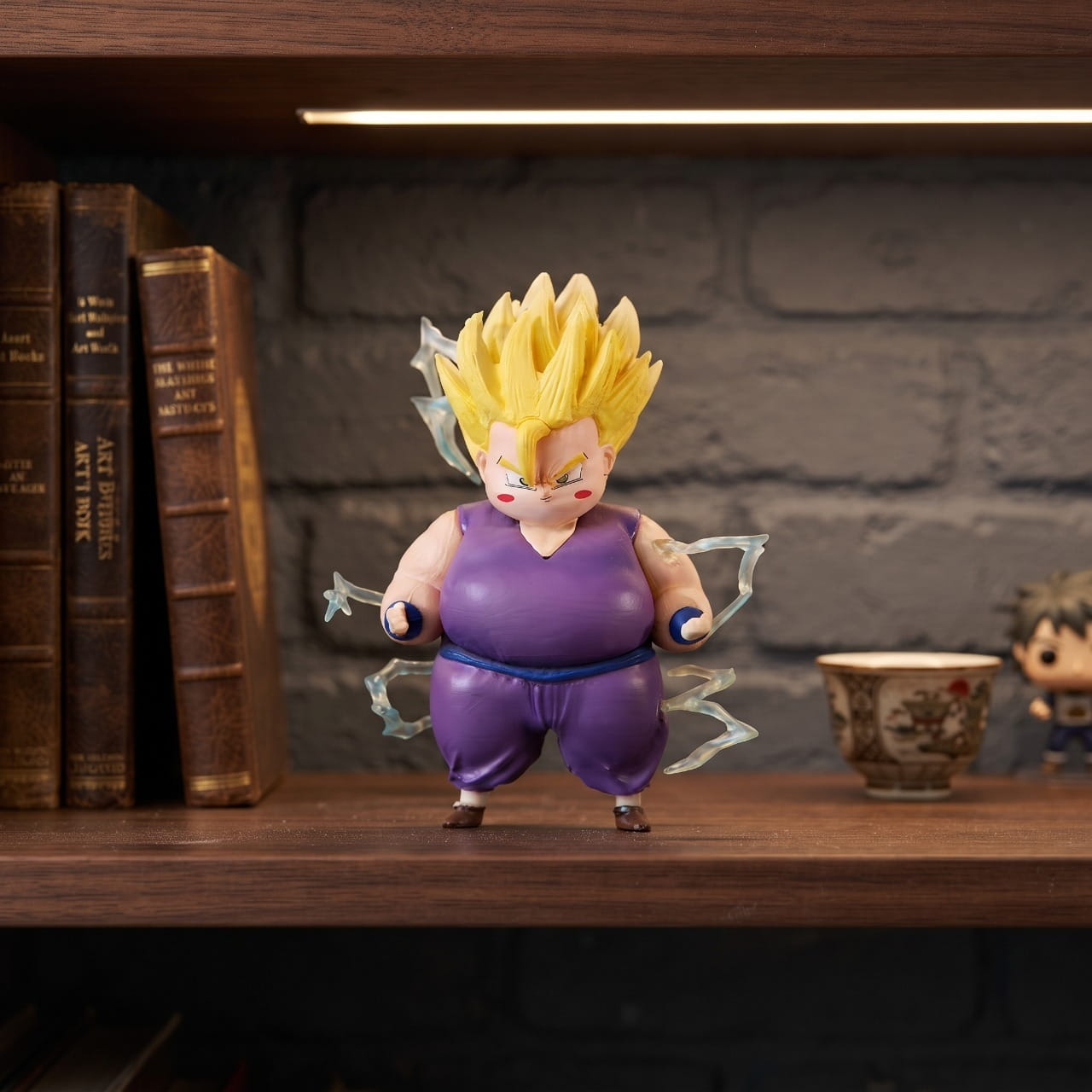 Figurine Dragon Ball Gohan Super Saiyan 2 en version ronde, exposée sur une étagère (décor non inclus)