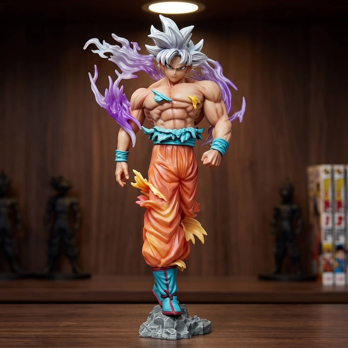 Figurine Son Goku (Dragon Ball), 16,5 cm, format bureau — posée sur une étagère en bois.