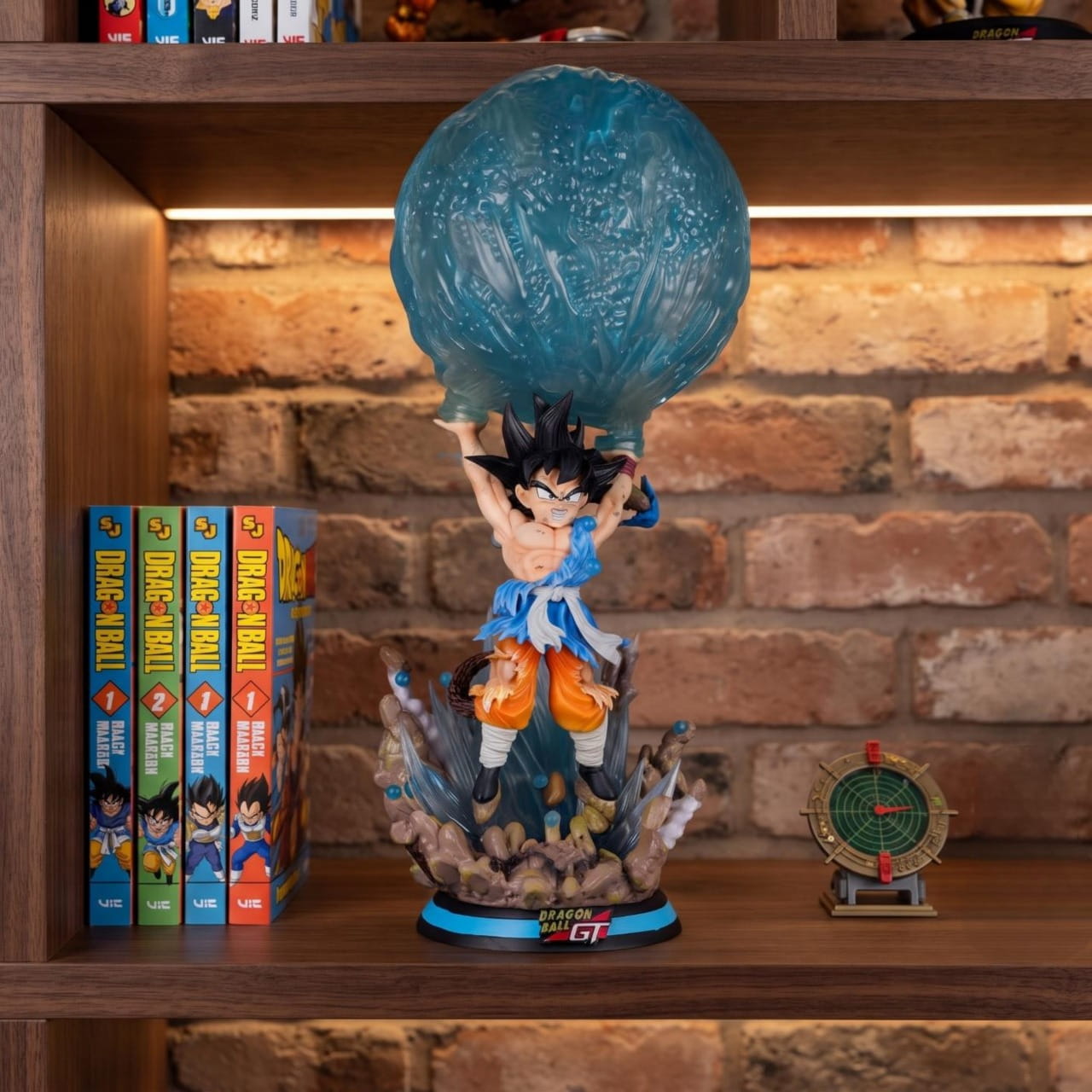 Figurine Goku Genkidama Dragon Ball GT - exposee sur une etagere (decor non inclus)