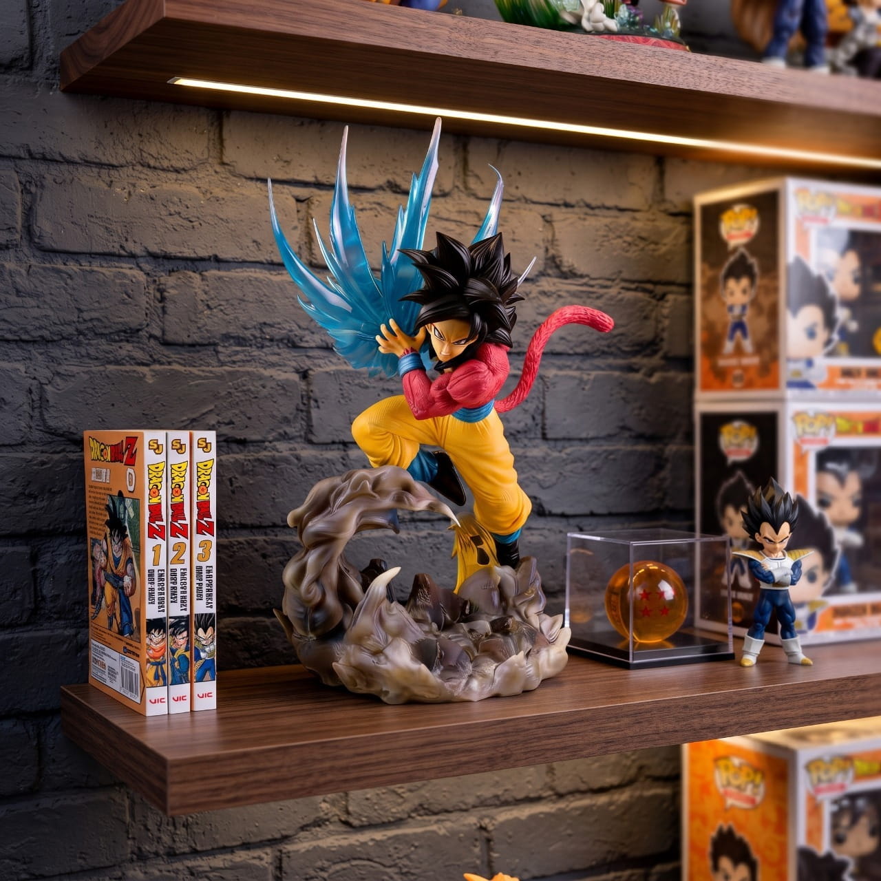 Figurine Goku Super Saiyan 4 assaut Dragon Ball GT - exposee sur une etagere (decor non inclus)