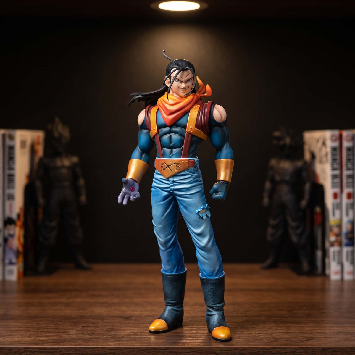 Figurine Super C-17 de Dragon Ball GT, 35 cm, sur une étagère en bois : écharpe orange, harnais de cuir, jean bleu et main droite mécanique, sous un éclairage chaud