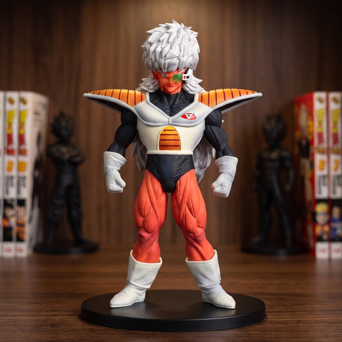 Figurine Jeice (Dragon Ball), 22 cm, dans l'armure blanche et orange du commando — posée sur une étagère en bois.