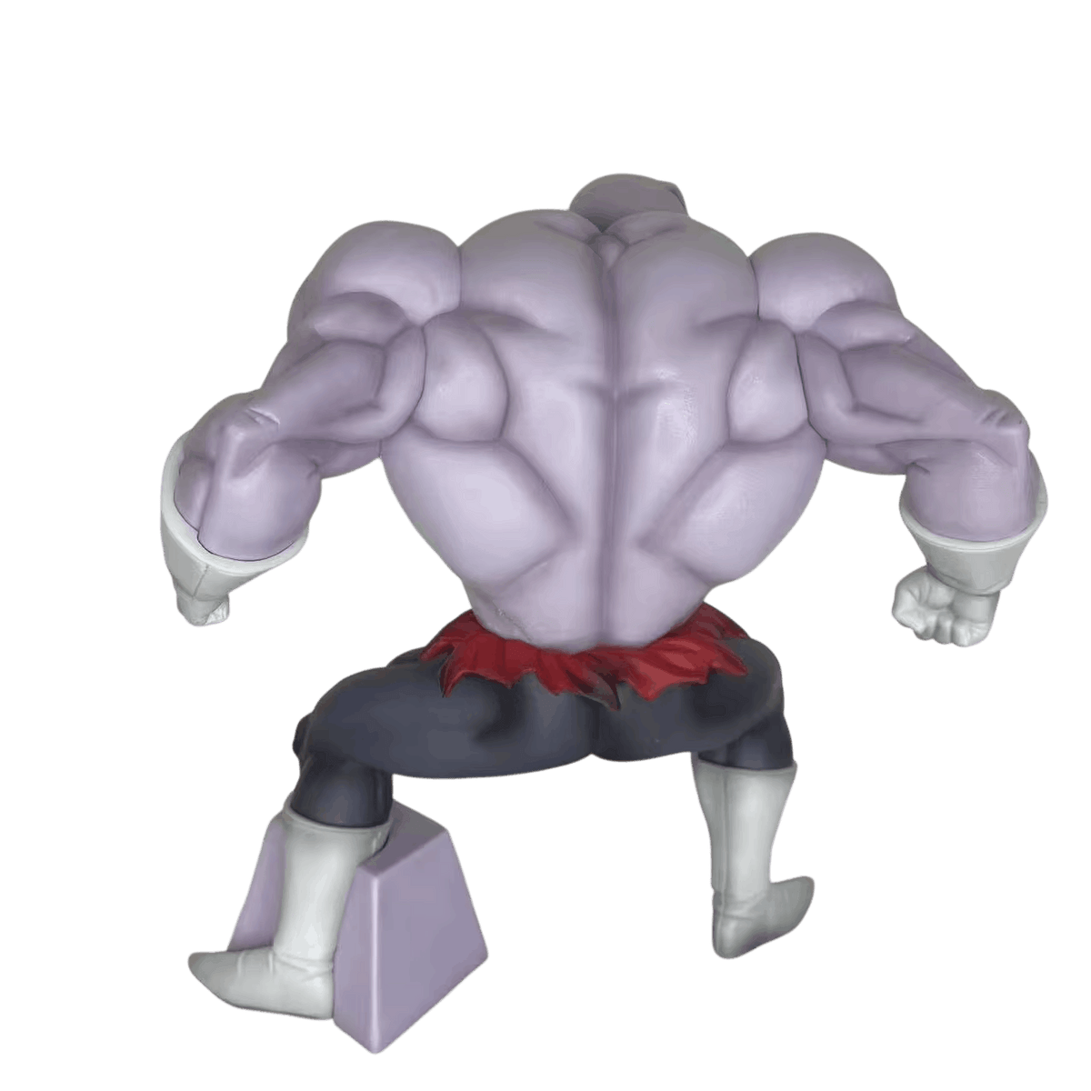 Figurine Jiren pleine puissance vue de dos, dorsaux gonflés et bloc de calage sous le pied