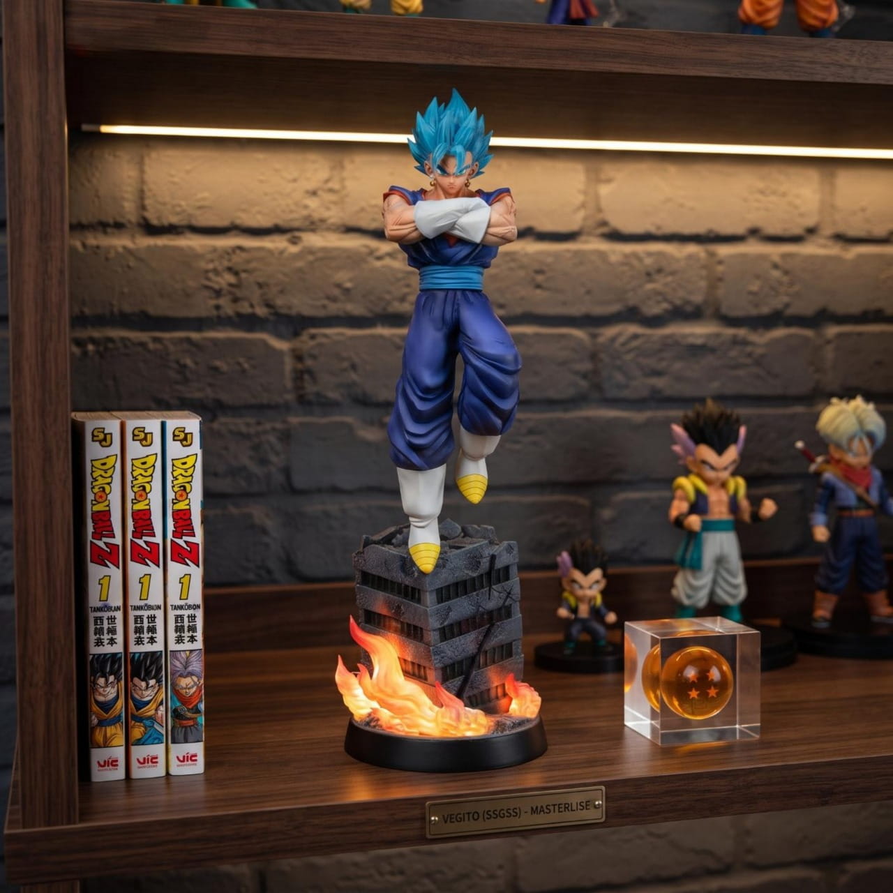 Figurine Vegetto Blue bras croises Dragon Ball - exposee sur une etagere (decor non inclus)