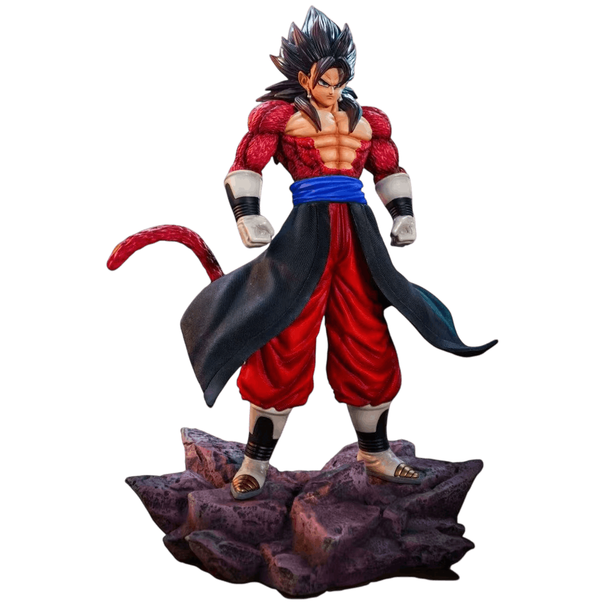 Figurine Vegito Super Saiyan 4 détourée sur fond noir, queue de singe déployée en arc et pan d'étoffe noire ouvert en éventail, vue de face sur son socle rocheux
