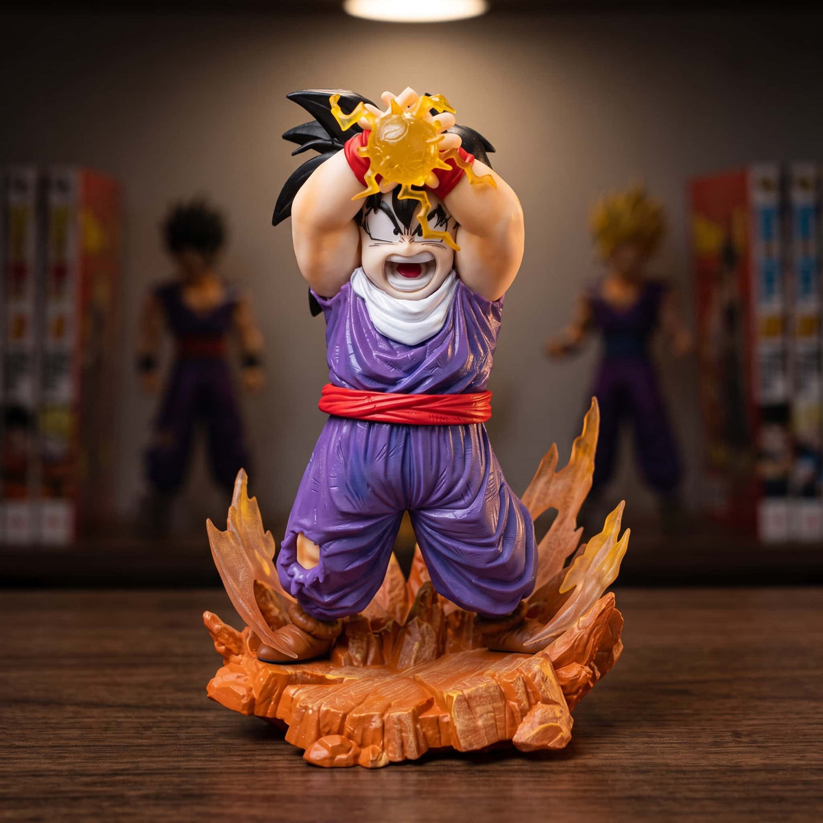 Figurine Dragon Ball Z Gohan enfant 15 cm, mains levées et boule d'énergie, exposée sur une étagère (décor non inclus)