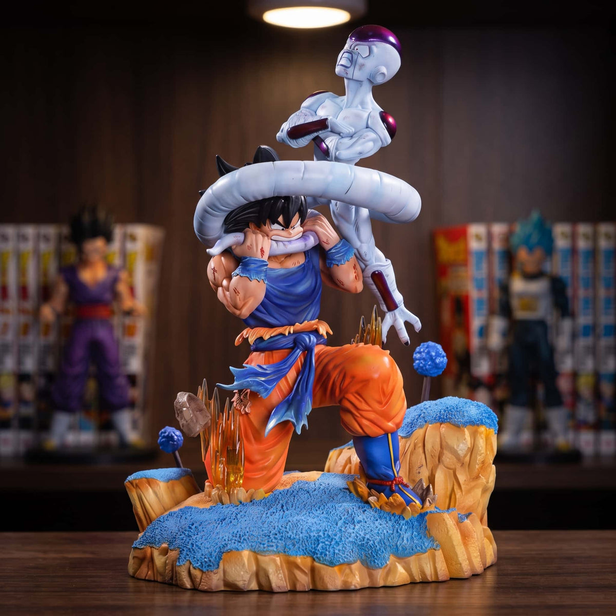 Figurine diorama de Son Goku mordant la queue de Frieza enroulée autour de sa tête, le tyran en forme finale suspendu au-dessus de lui, 27 cm sur socle de rochers de Namek, posée sur une étagère en bois