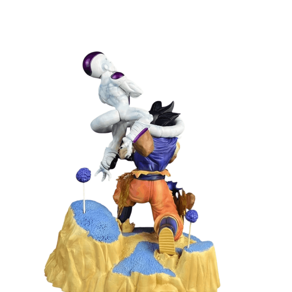 Diorama Goku et la queue de Frieza vu de trois quarts arrière, socle ocre et étendue bleue