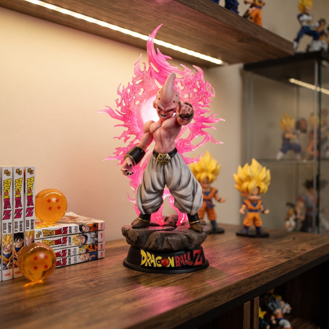 Figurine lumineuse Kid Buu sphere rose Dragon Ball Z - exposee sur une etagere (decor non inclus)