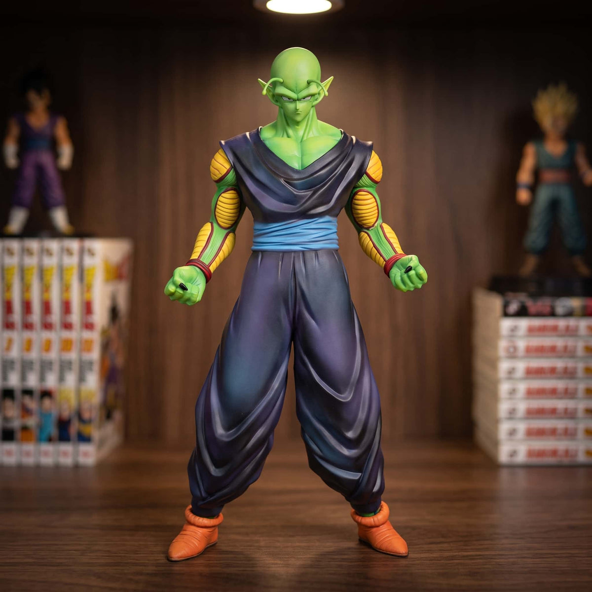Figurine de Piccolo de Dragon Ball Z debout sans cape ni turban : peau verte en dégradé, gi aubergine, ceinture bleue et épaulières jaune orangé, 37 cm posée sur une étagère en bois