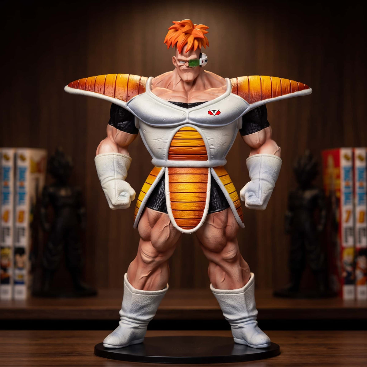 Figurine de Recoome du Commando Ginyu, 31 cm, armure blanche à épaulières et scouter vert, posée sur une étagère en bois sombre