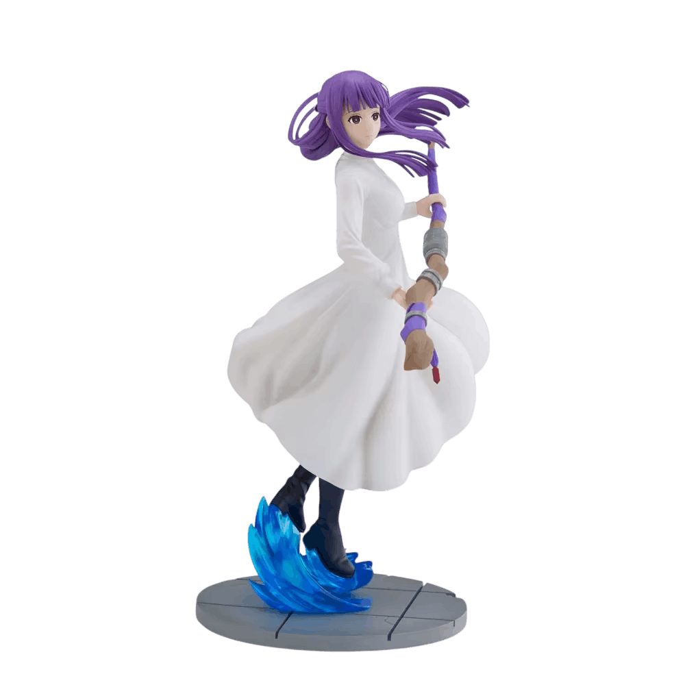 Figurine Fern Sousou no Frieren de trois quarts : cheveux violets au vent, bâton de bois tenu à deux mains