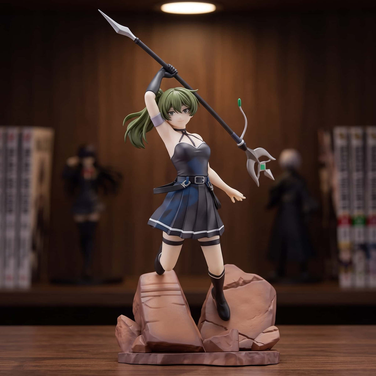 Figurine Frieren Übel 27 cm bâton levé sur son socle de rochers, exposée sur une étagère (décor non inclus)