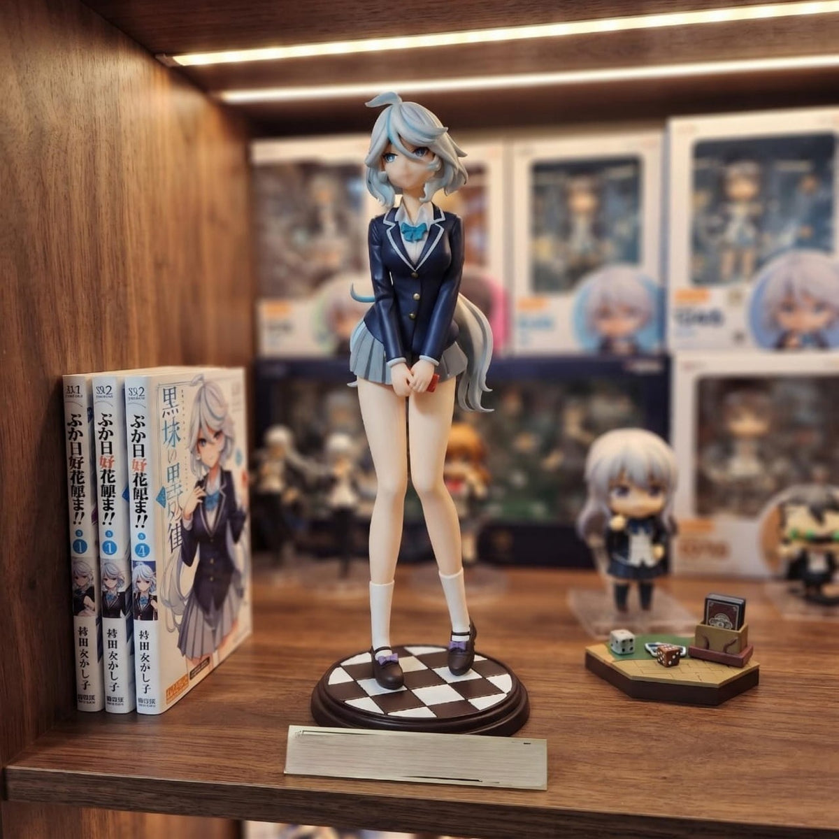 Figurine Furina Genshin Impact exposée sur une étagère (décor non inclus)