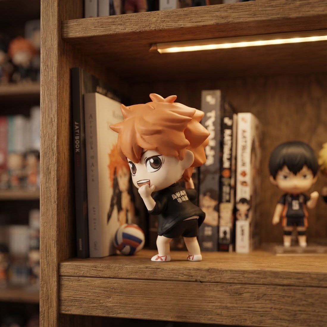 Figurine chibi Hinata Shōyō assis, exposée sur une étagère (décor non inclus)