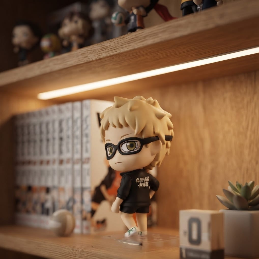 Figurine chibi Kei Tsukishima assis, exposée sur une étagère (décor non inclus)