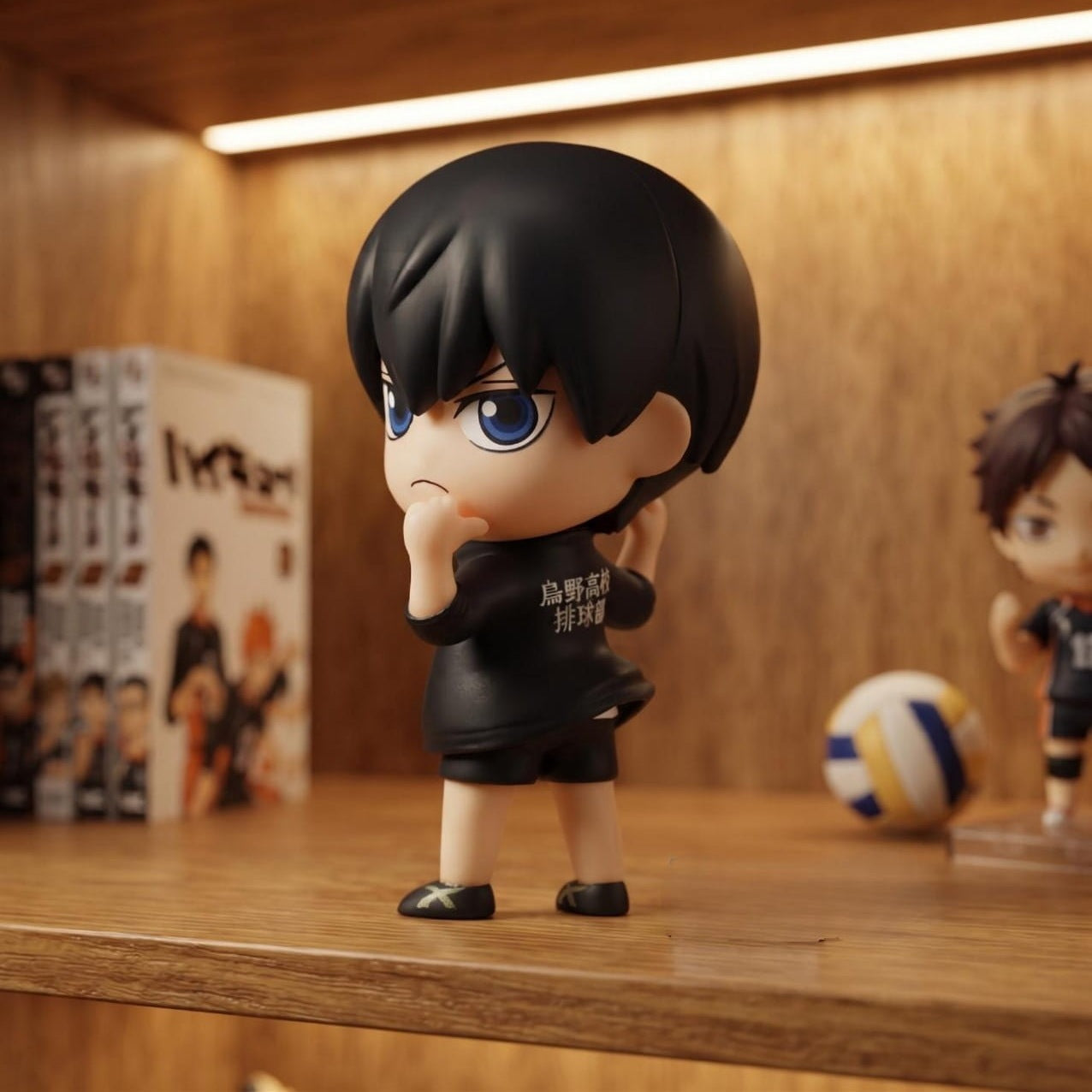 Figurine chibi Tobio Kageyama assis, exposée sur une étagère (décor non inclus)