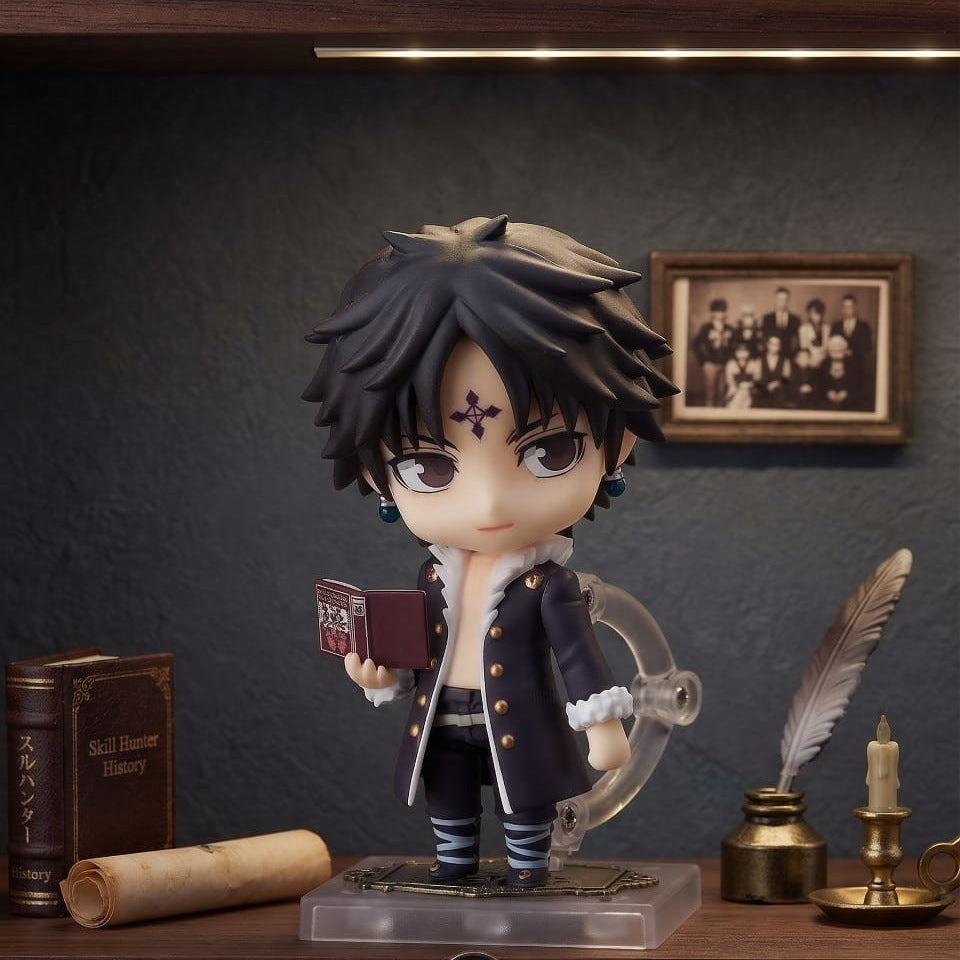 Figurine chibi Chrollo Lucilfer exposée sur une étagère (décor non inclus)