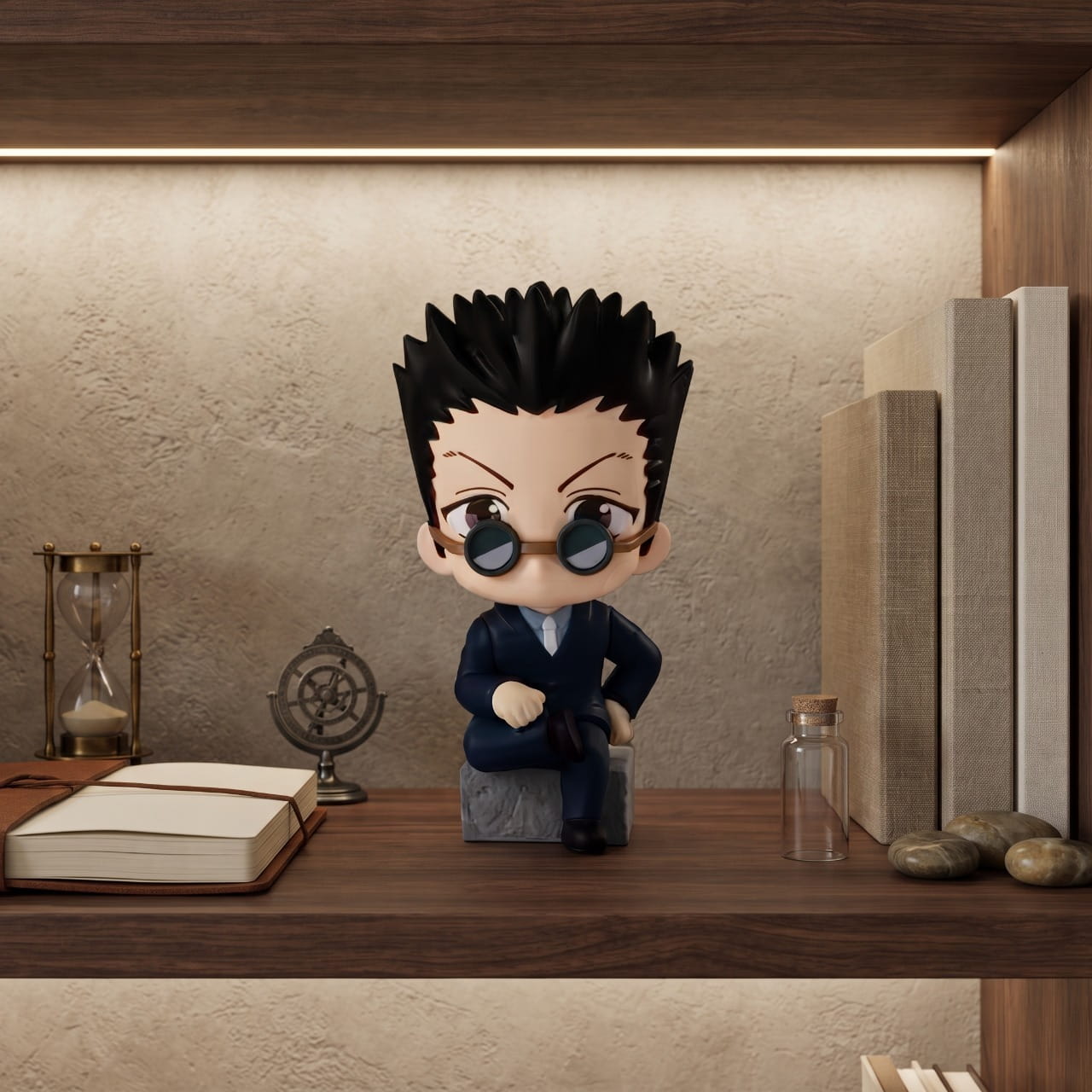 Figurine chibi Leorio assis avec sa mallette, exposée sur une étagère (décor non inclus)