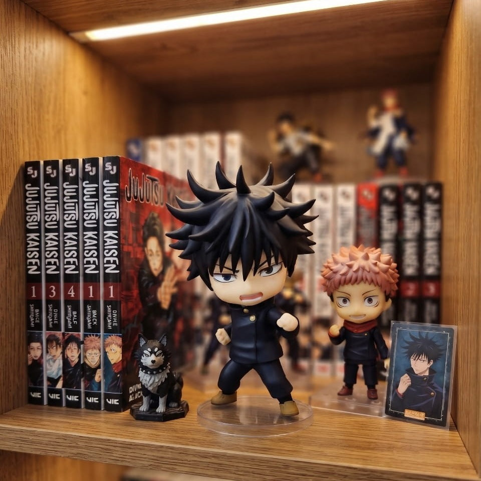 Figurine chibi Fushiguro Megumi exposée sur une étagère (décor non inclus)