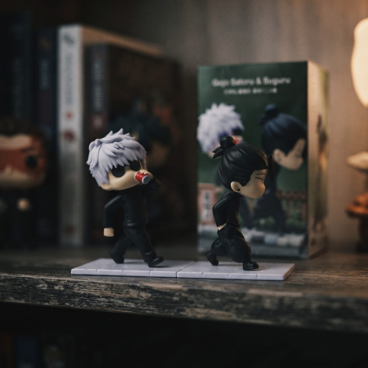 Figurines chibi Gojo Satoru et Geto Suguru avec leur boîte, exposées sur une étagère (décor non inclus)