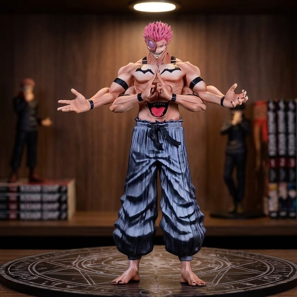 Jujutsu Kaisen Sukuna figure 32 cm bare-chested with his four arms, black markings and faded blue trousers, on a shelf (decor not included)