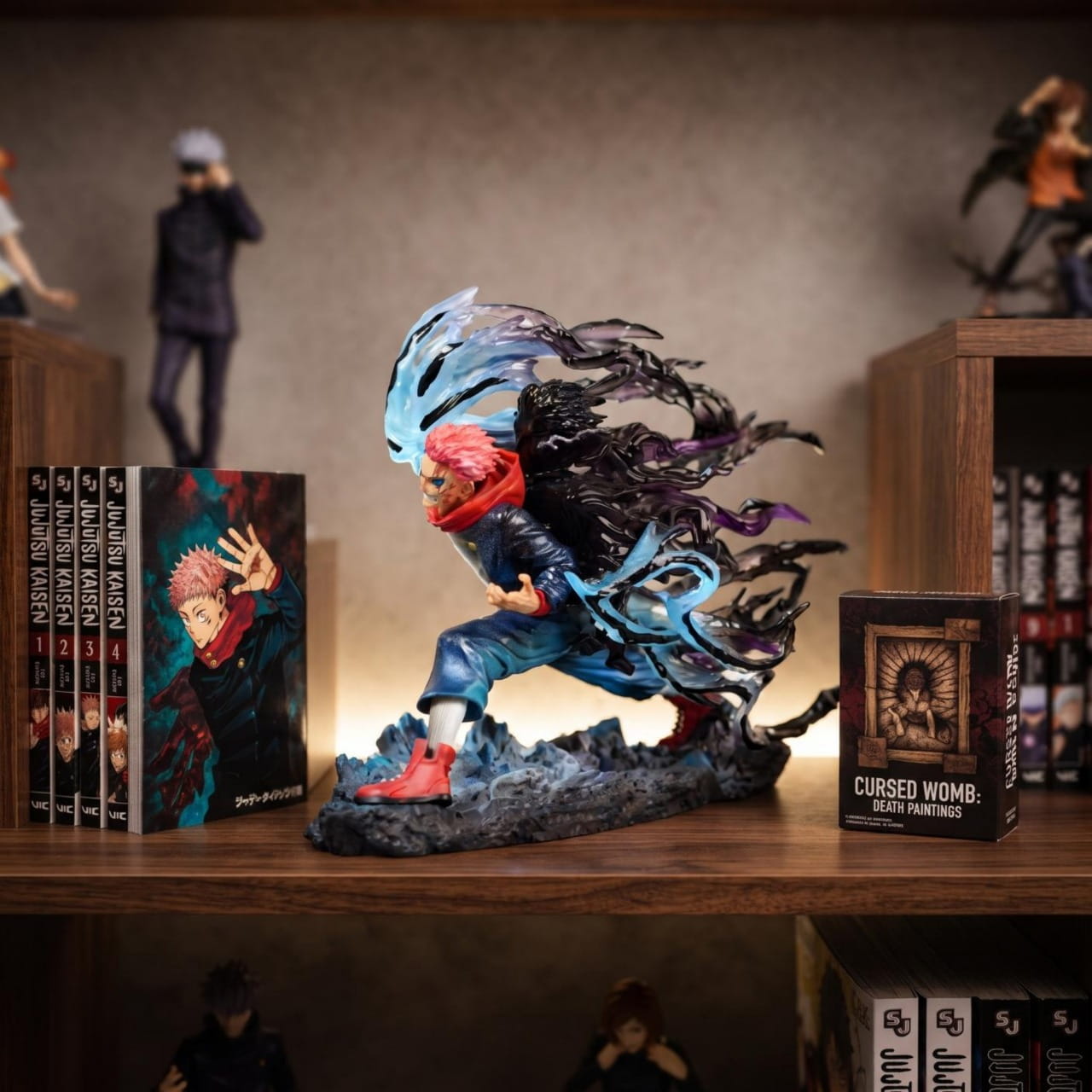 Figurine Yuji Itadori et Sukuna Jujutsu Kaisen - exposee sur une etagere (decor non inclus)