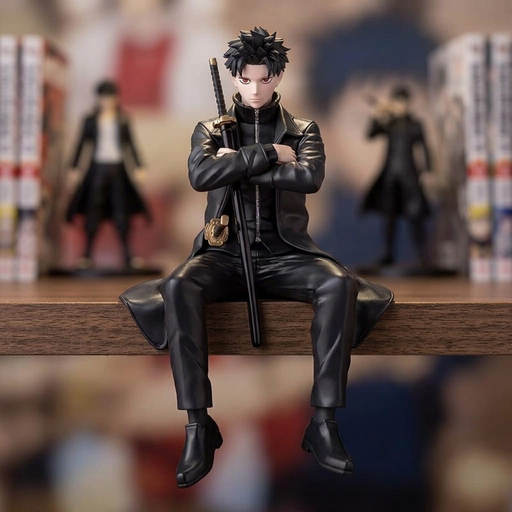 Kagurabachi Chihiro Rokuhira figure 16 cm sitting on the edge of a shelf, arms folded and black sword with a gold guard, on a shelf (decor not included)