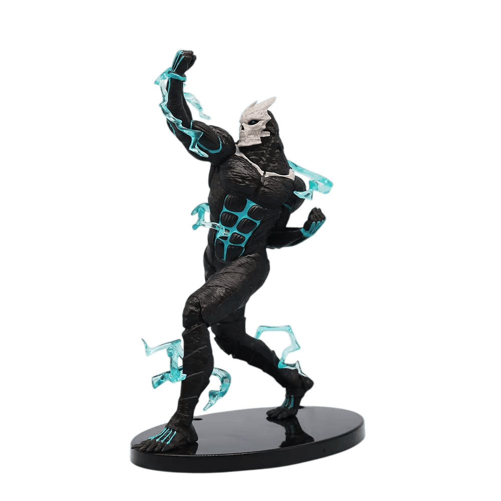 Figurine Kaiju n°8 de trois quarts : corps noir aux lignes turquoise, tête blanche en crâne, poing levé entouré d'éclairs translucides, socle ovale noir