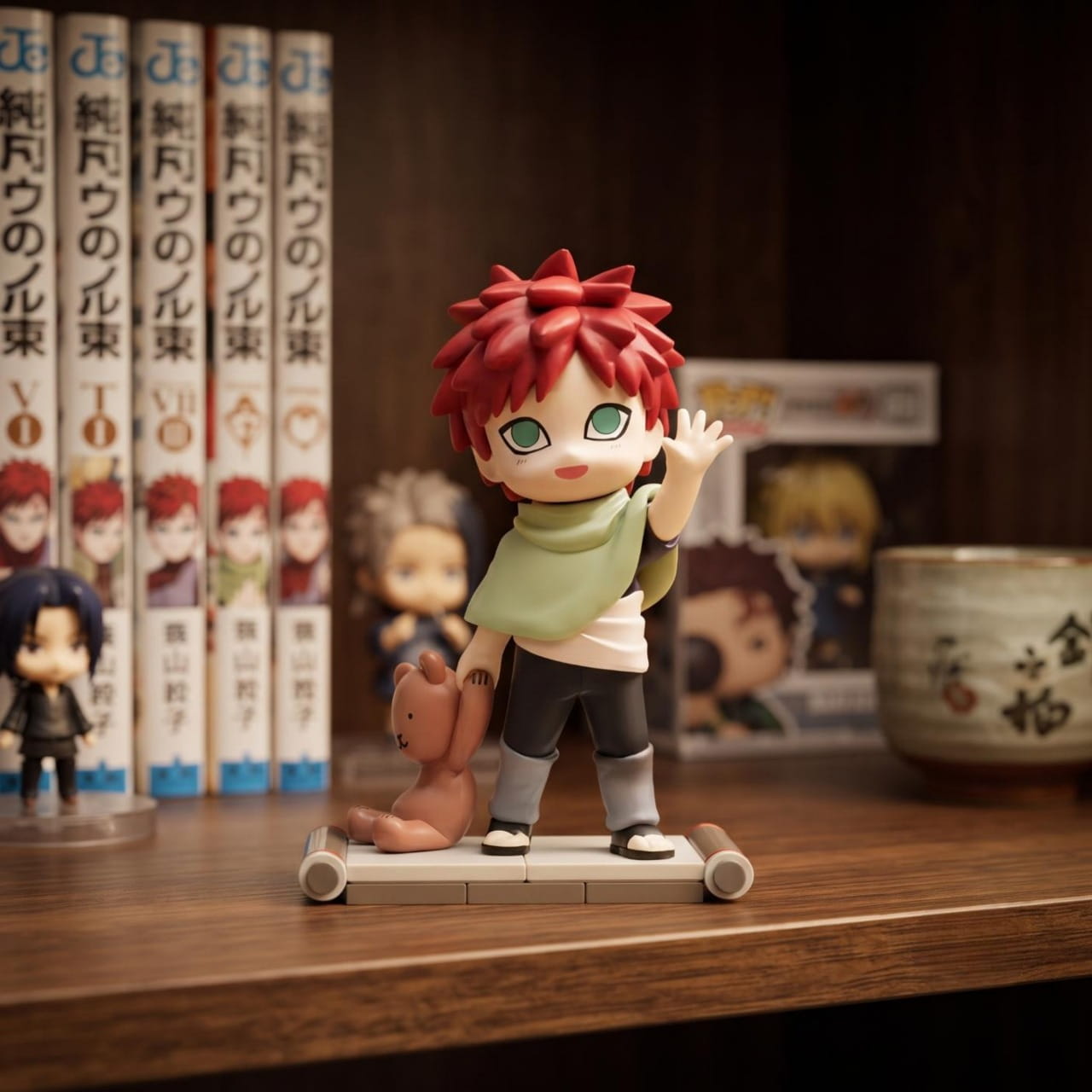 Figurine chibi Gaara — cheveux roux, petit ours en peluche à ses pieds — Naruto, étagère (décor non inclus)