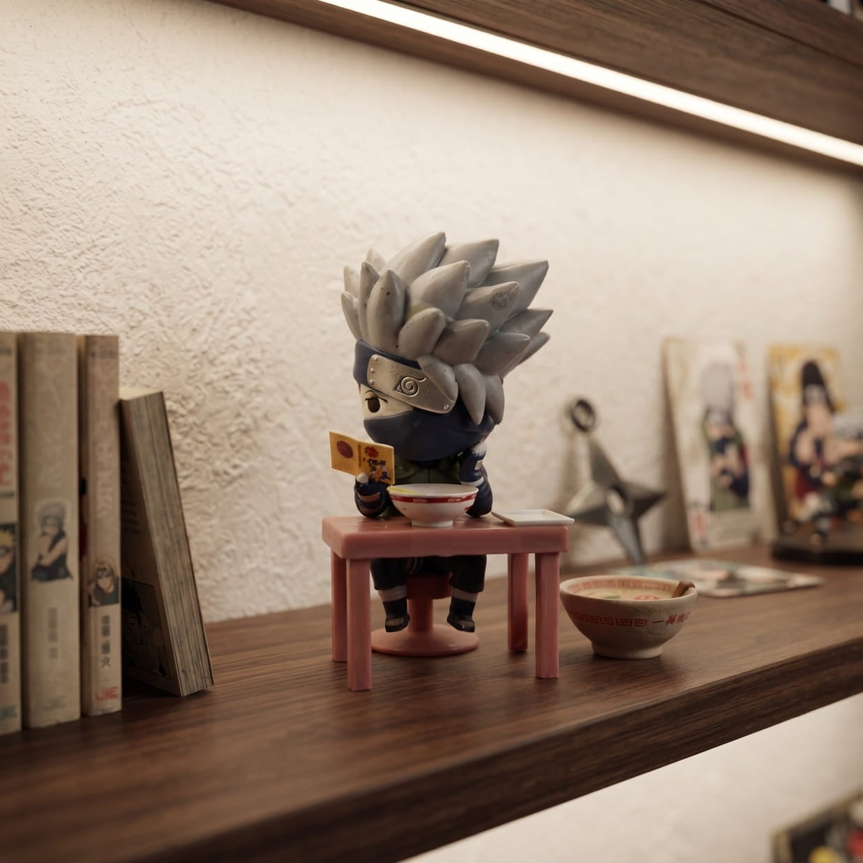 Figurine chibi Kakashi Hatake exposée sur une étagère (décor non inclus)
