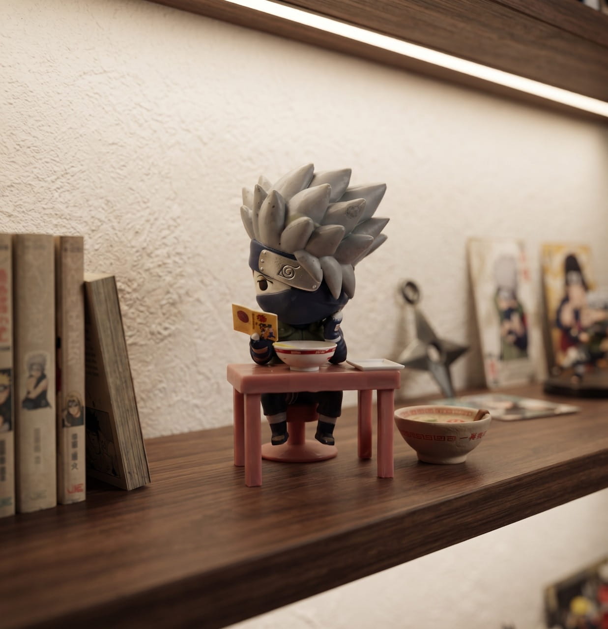 Figurine chibi Kakashi Hatake exposée sur une étagère (décor non inclus)