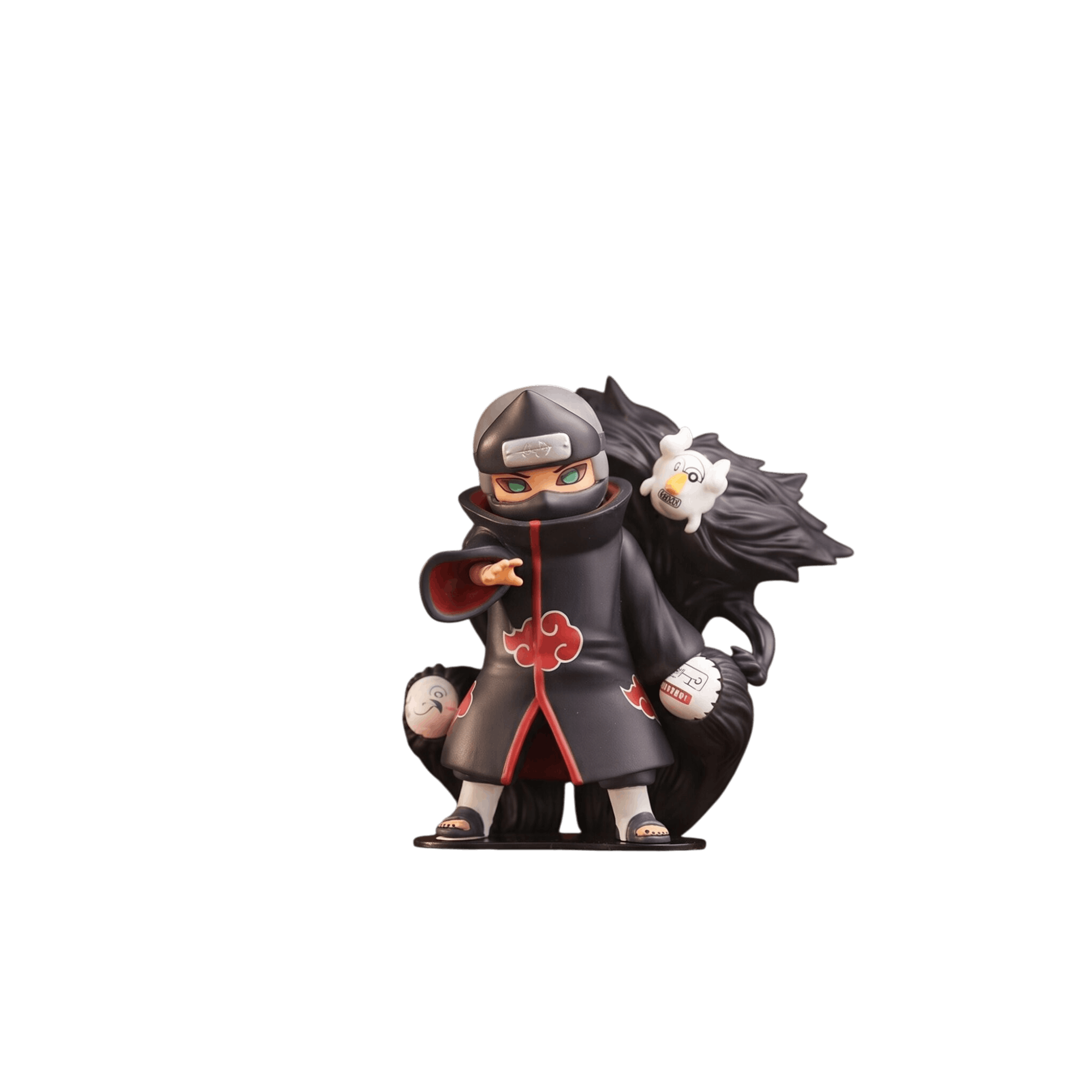 Figurine chibi Kakuzu vue de face : masque de tissu, yeux verts, manteau à nuages rouges, trois masques pâles accrochés dans les fils noirs — Naruto, PVC peint