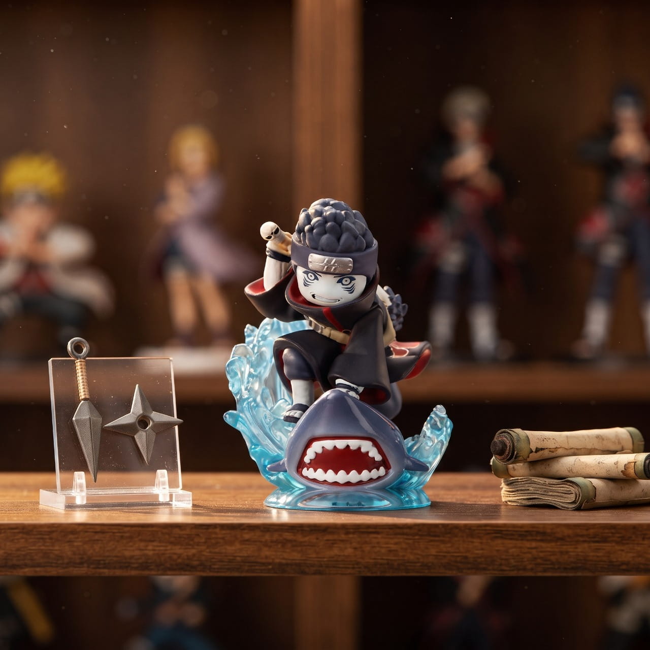Figurine chibi Kisame accroupi sur un requin d'eau translucide, posée sur une étagère en bois près d'un présentoir à shuriken — Naruto (décor non inclus)