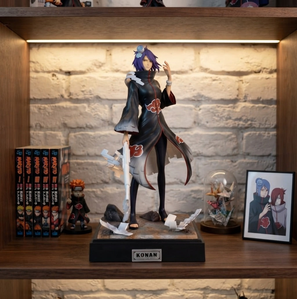 Figurine Konan Naruto exposée sur une étagère (décor non inclus)
