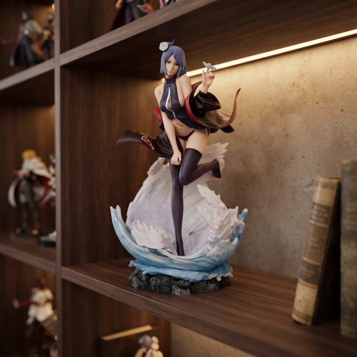 Figurine Naruto – Konan Pin-Up, exposée sur une étagère (décor non inclus)