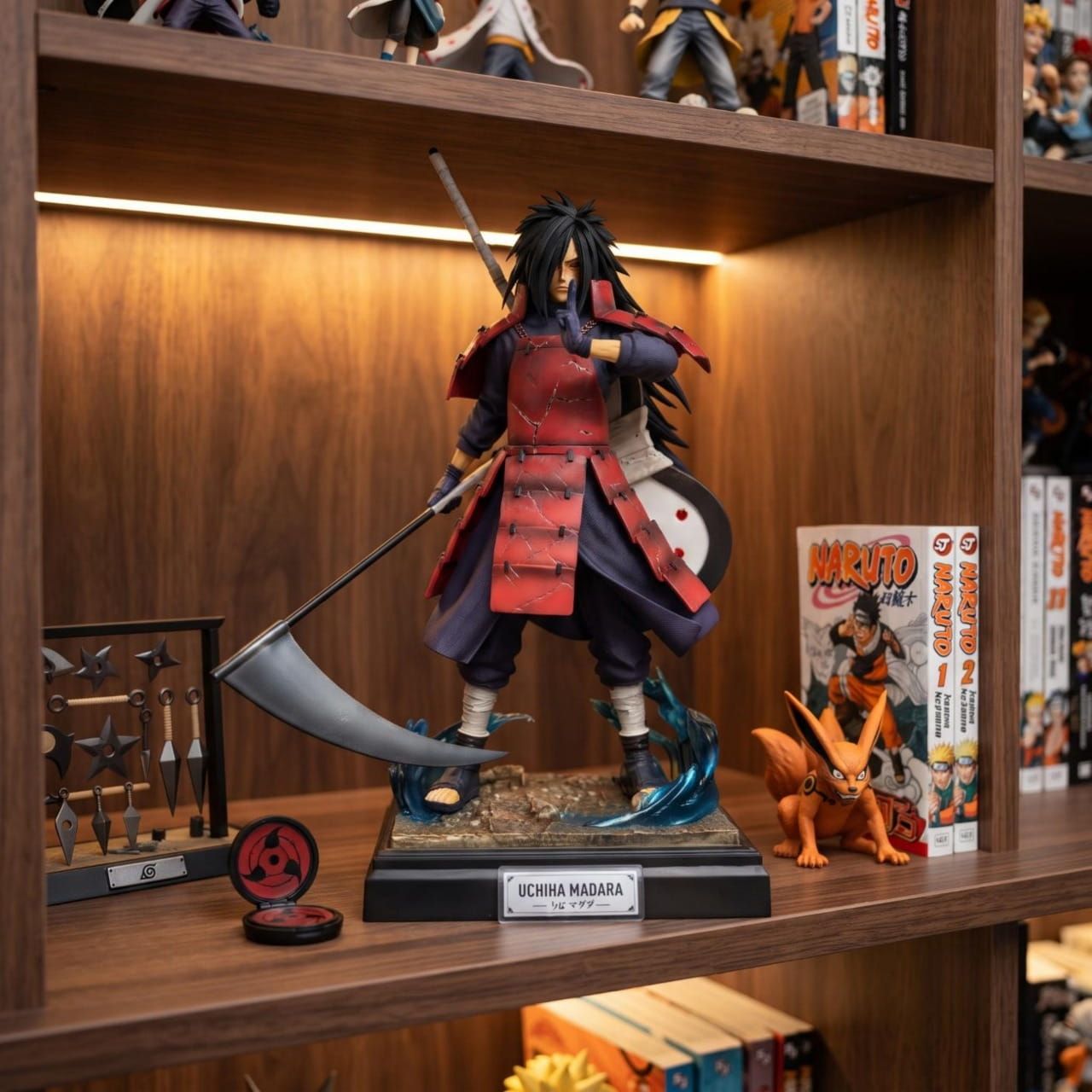 Figurine Madara Uchiha a la faux Naruto - exposee sur une etagere (decor non inclus)