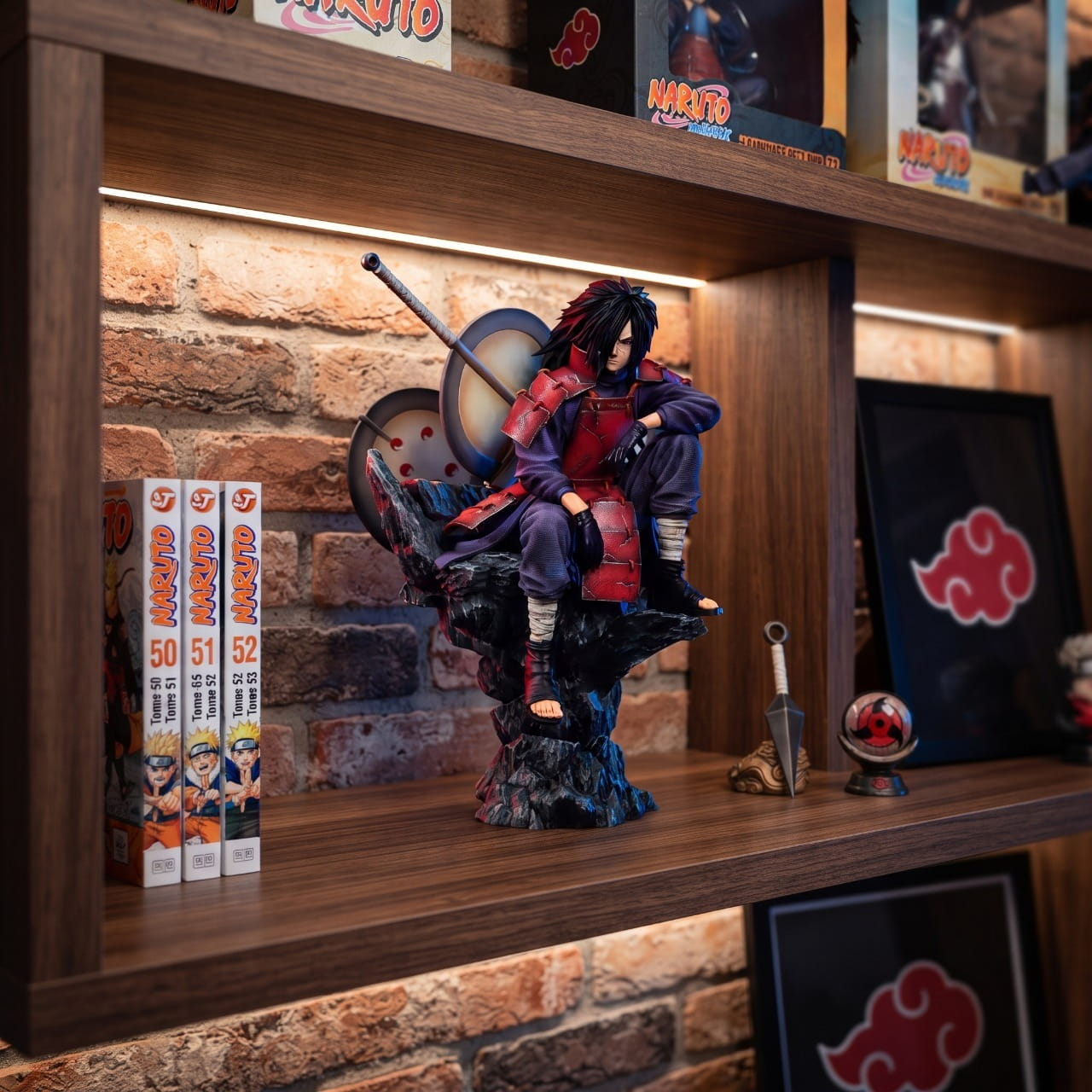 Figurine Madara Uchiha trone - exposee sur une etagere (decor non inclus)