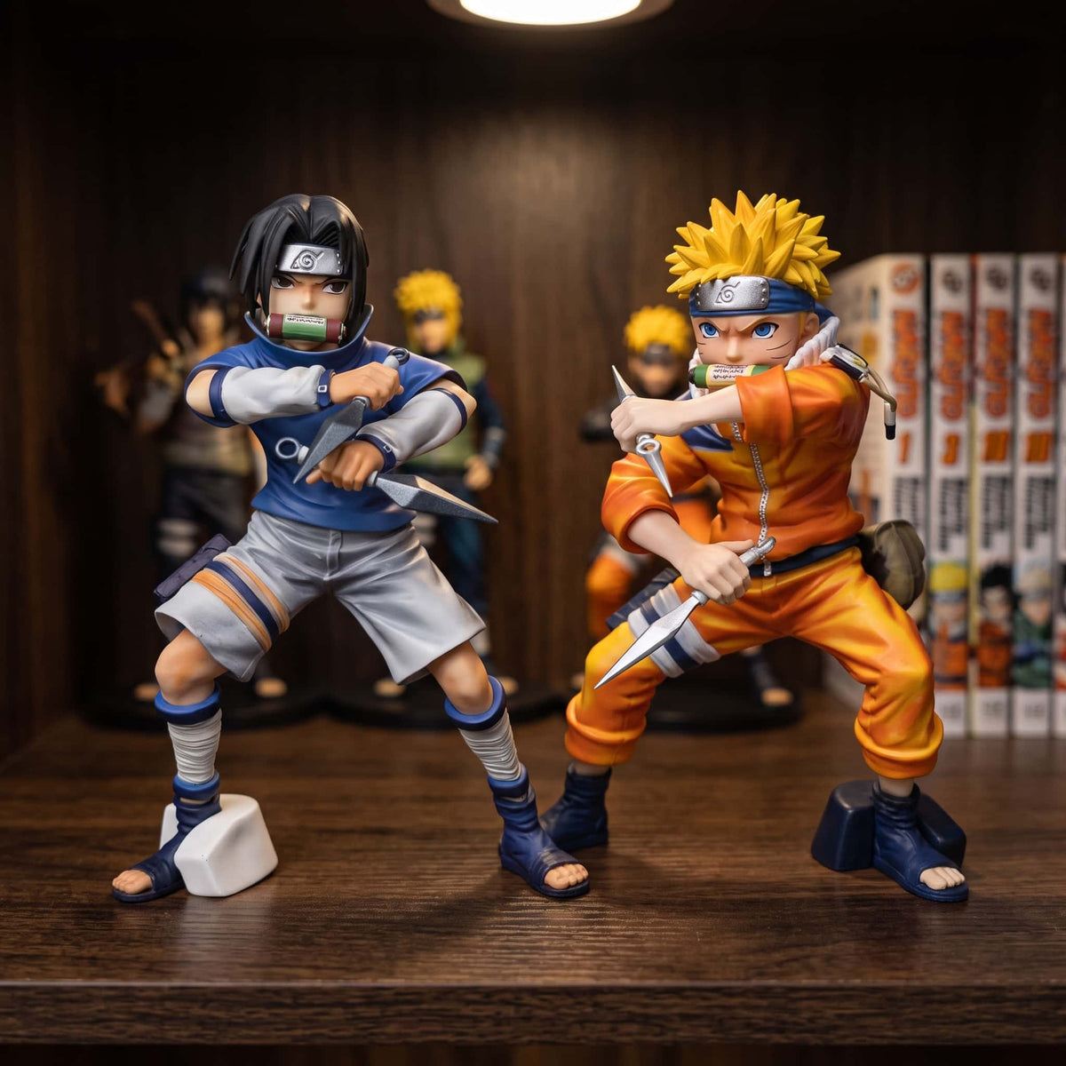 Figurine Naruto Uzumaki (Naruto), 18 cm, un personnage à choisir parmi deux — posée sur une étagère en bois.
