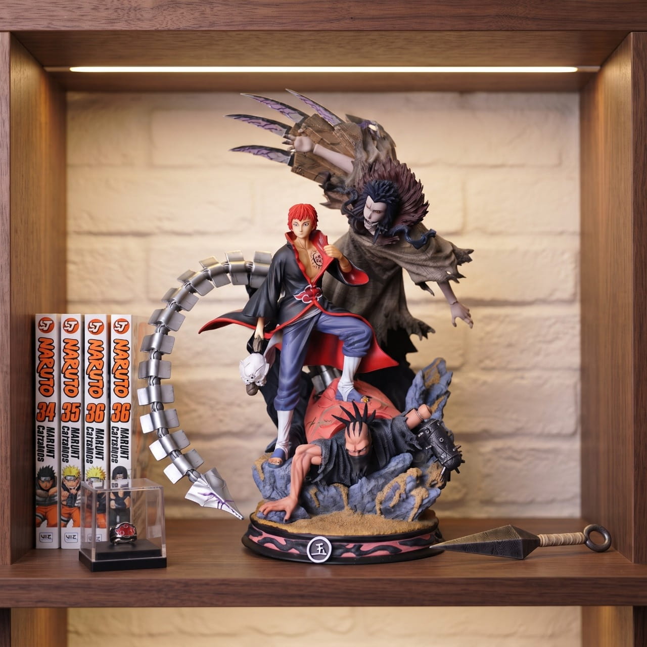 Figurine Sasori maitre des pantins Akatsuki Naruto - exposee sur une etagere (decor non inclus)
