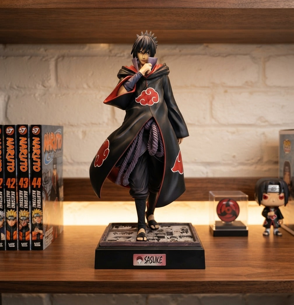 Figurine Sasuke Uchiha Akatsuki LED Naruto exposée sur une étagère (décor non inclus)
