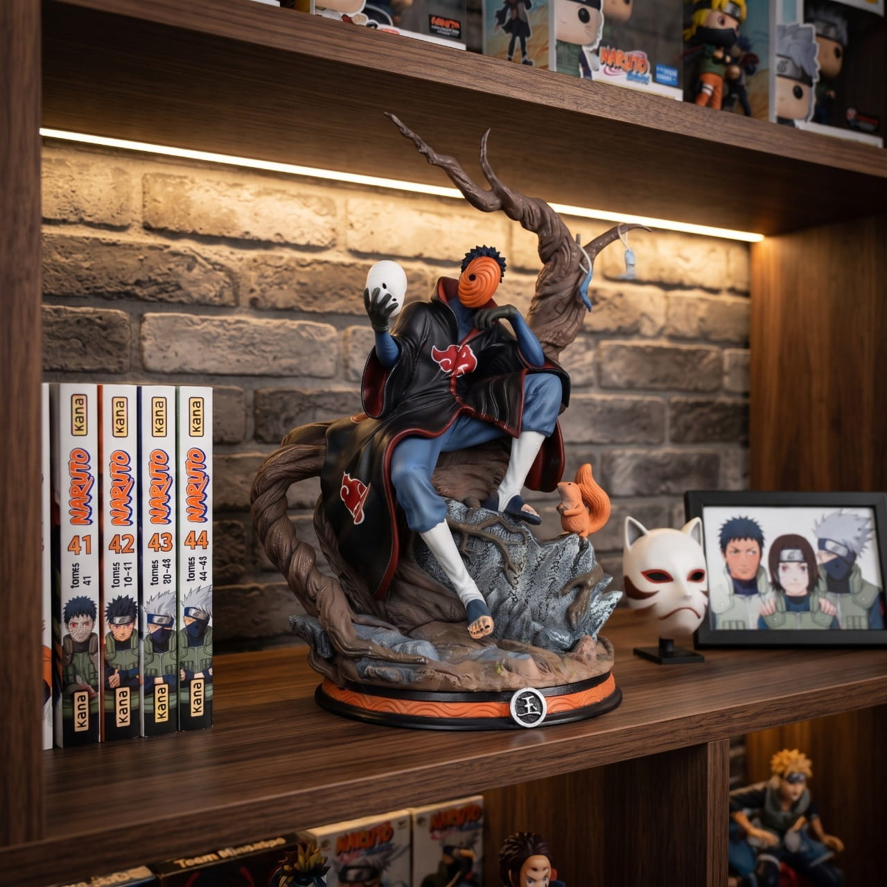 Figurine Tobi Obito Uchiha assis - exposee sur une etagere (decor non inclus)