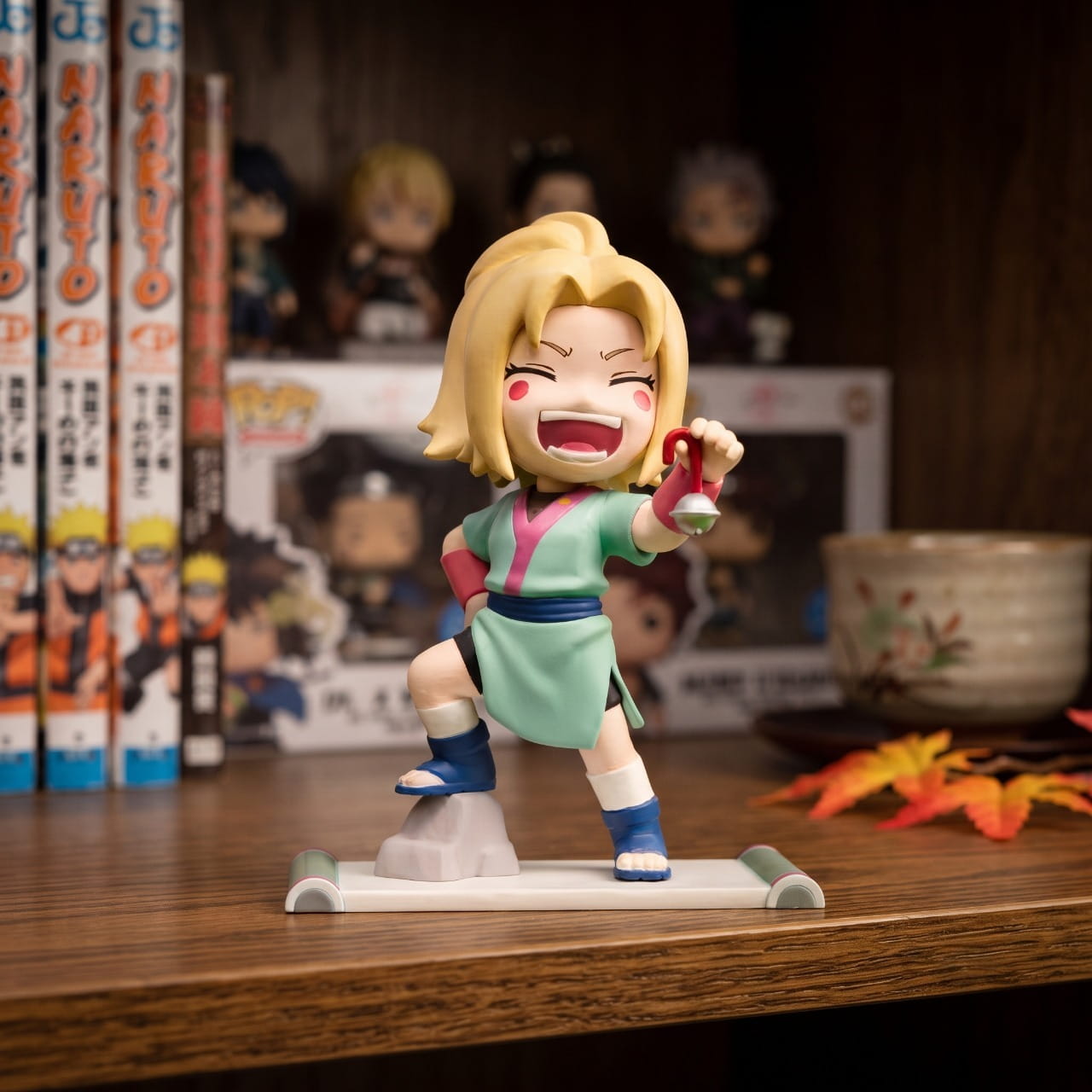 Figurine chibi Tsunade — veste verte, gobelet à la main — Naruto, étagère (décor non inclus)