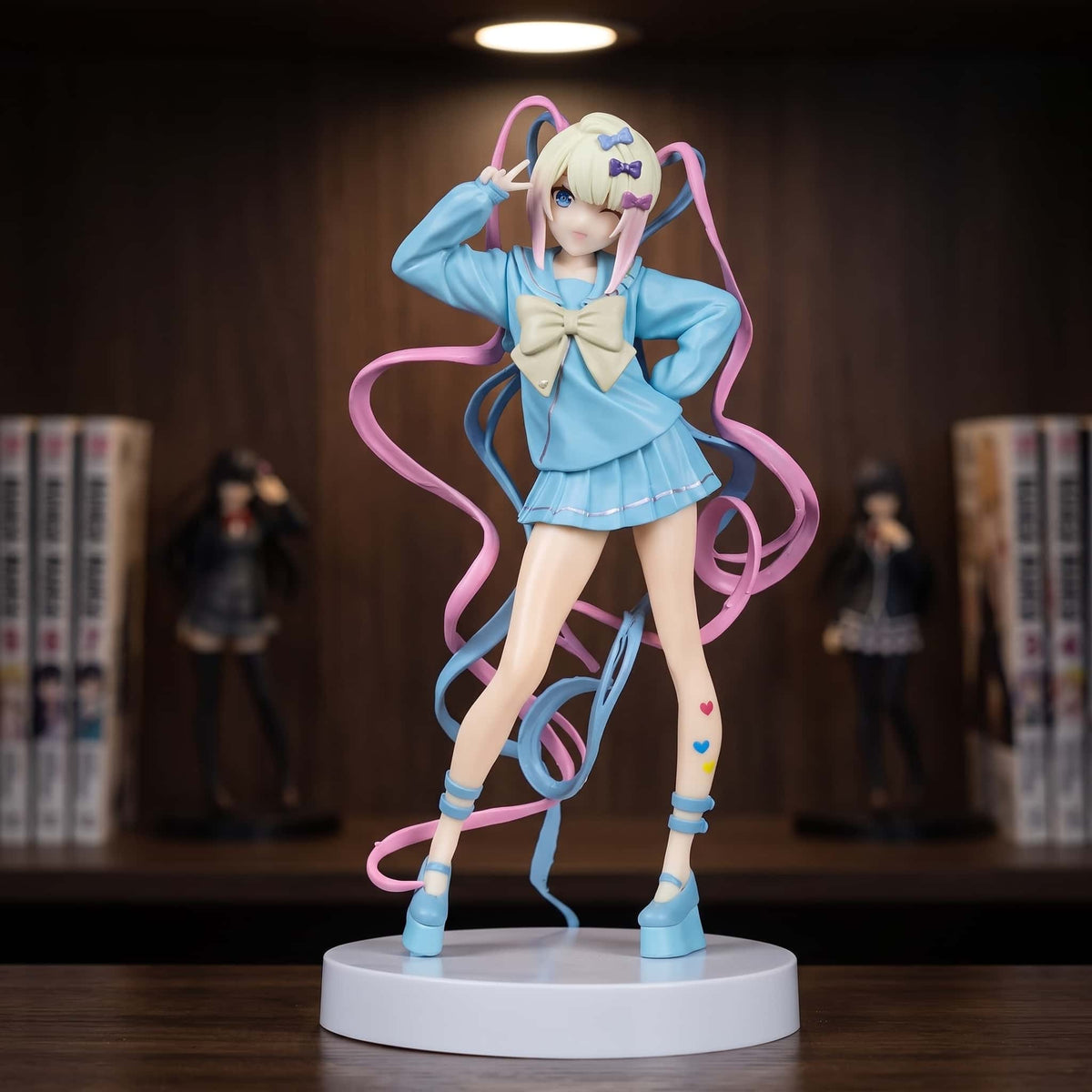 Figurine KAngel Needy Streamer Overload 17 cm, clin d'œil et V de la victoire, longues mèches roses et bleues, exposée sur une étagère (décor non inclus)