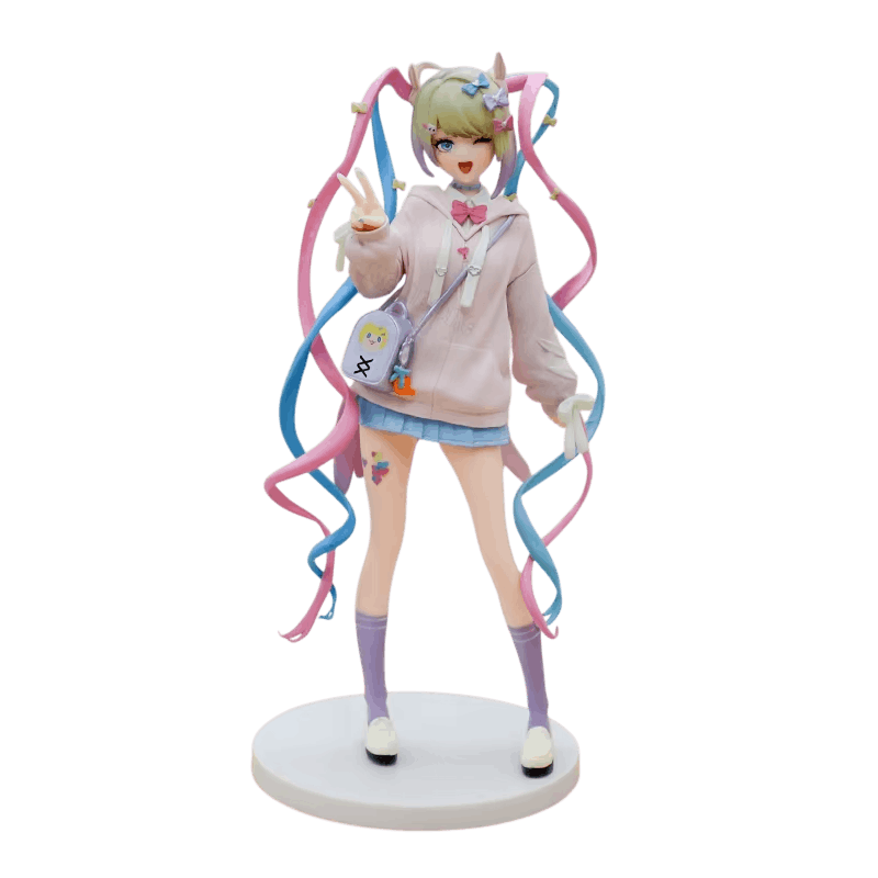 Figurine KAngel Needy Streamer Overload 22 cm de face : sweat rose, sac lilas en bandoulière, jupe plissée bleue et chaussettes violettes
