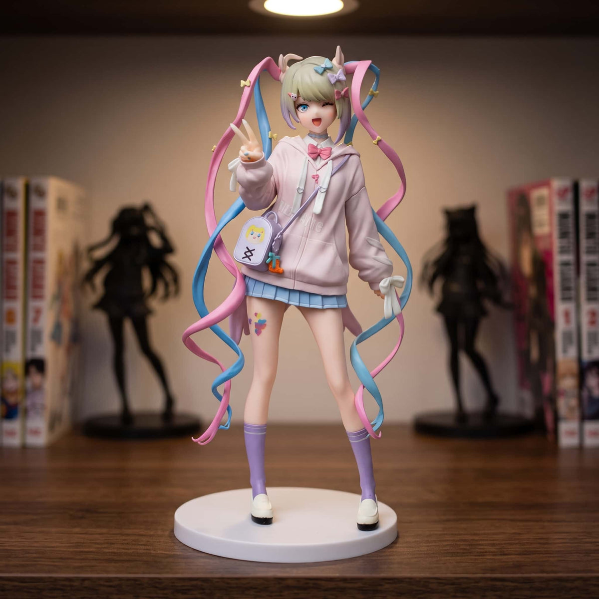 Figurine KAngel Needy Streamer Overload 22 cm en sweat à capuche rose, clin d'œil et V de la victoire, exposée sur une étagère (décor non inclus)