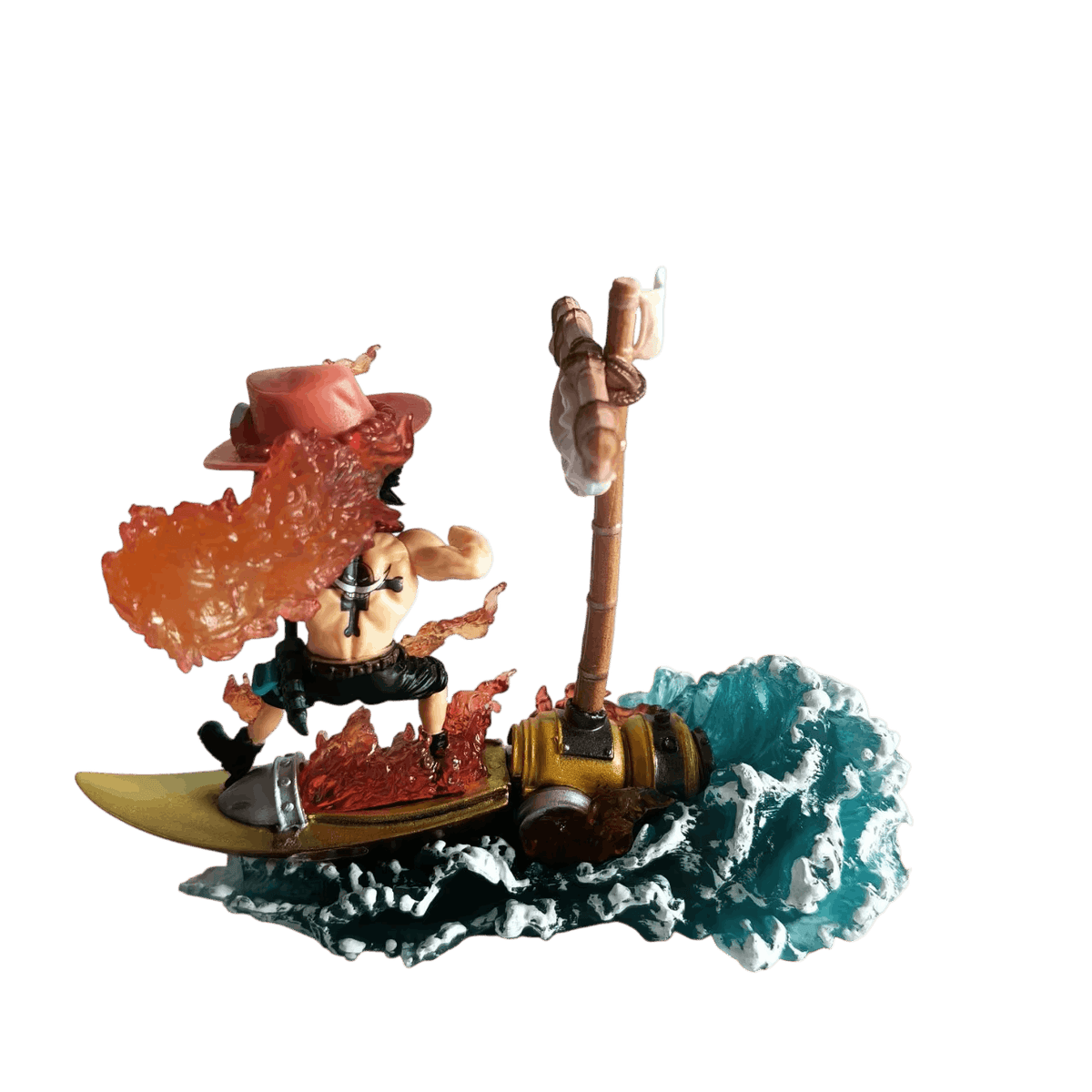 Figurine chibi Ace One Piece de dos : tatouage du pavillon de Barbe Blanche, grande flamme orange, mât façon bois et moteur jaune du Striker