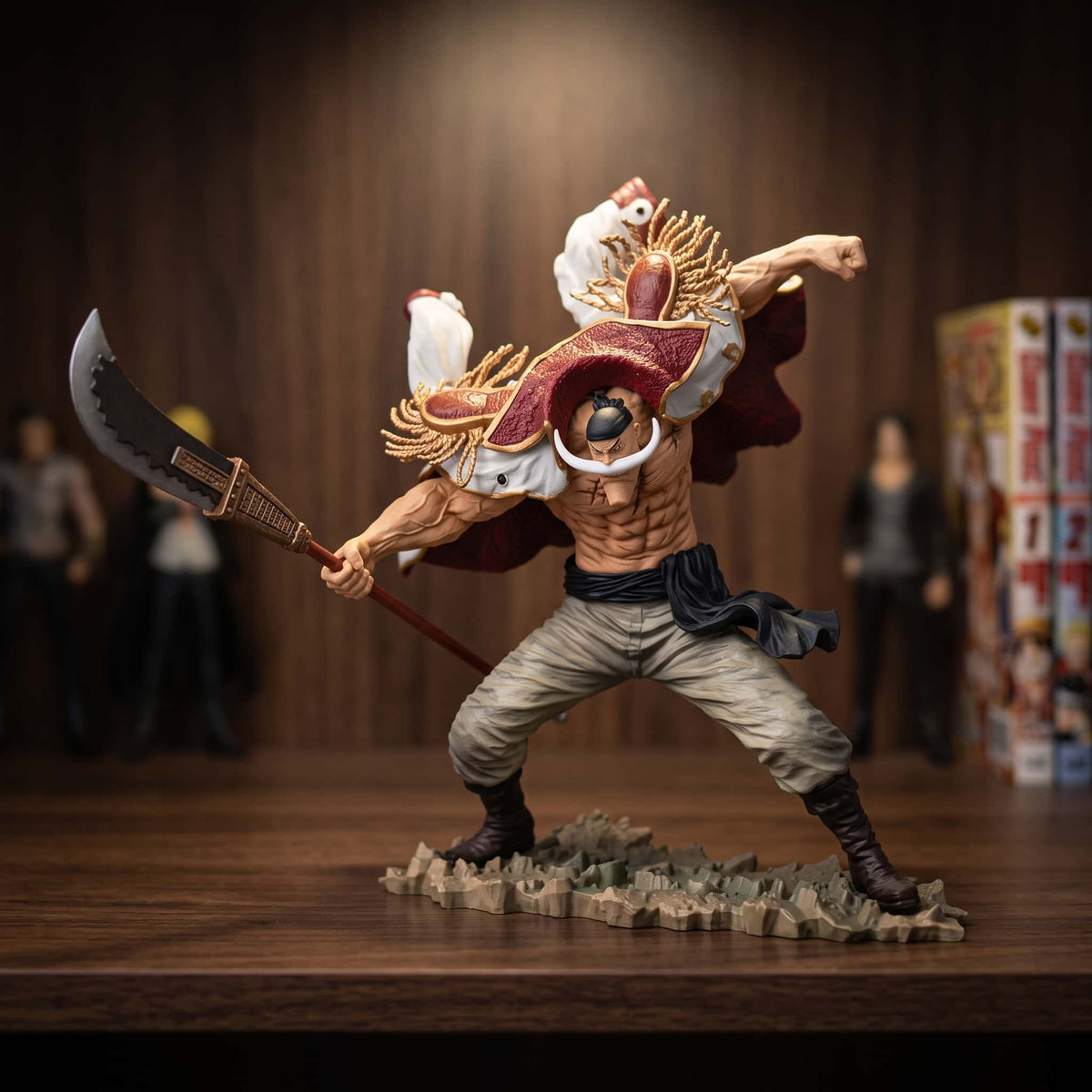 Figurine Edward Newgate (One Piece), 25 cm, une des silhouettes les plus massives du rayon — posée sur une étagère en bois.